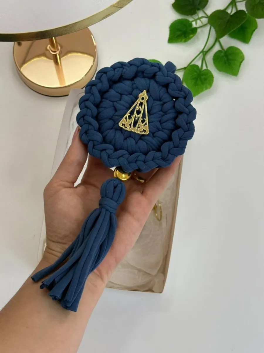 Mandala em fio de malha azul marinho com pingente dourado de Nossa Senhora e franja longa