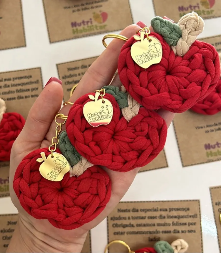 Chaveiros em formato de maçã em fio de malha vermelho com folhinha verde e pingente dourado personalizado
