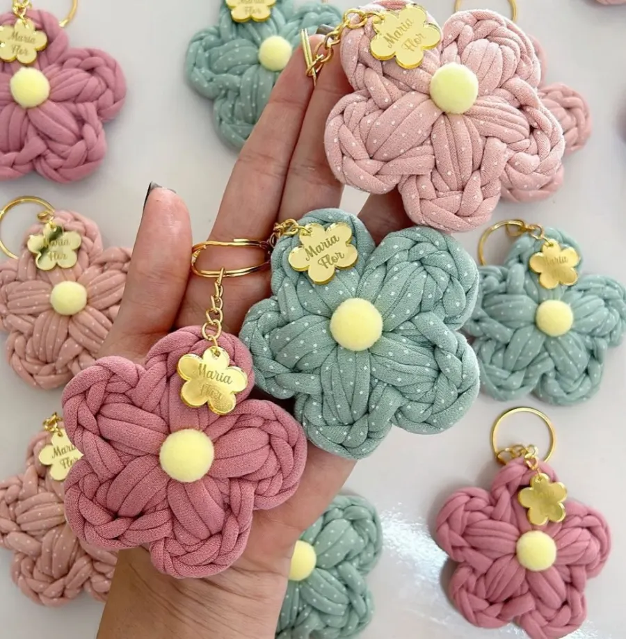 Chaveiros em formato de flor em fio de malha rosa e verde com miolo amarelo e pingente dourado