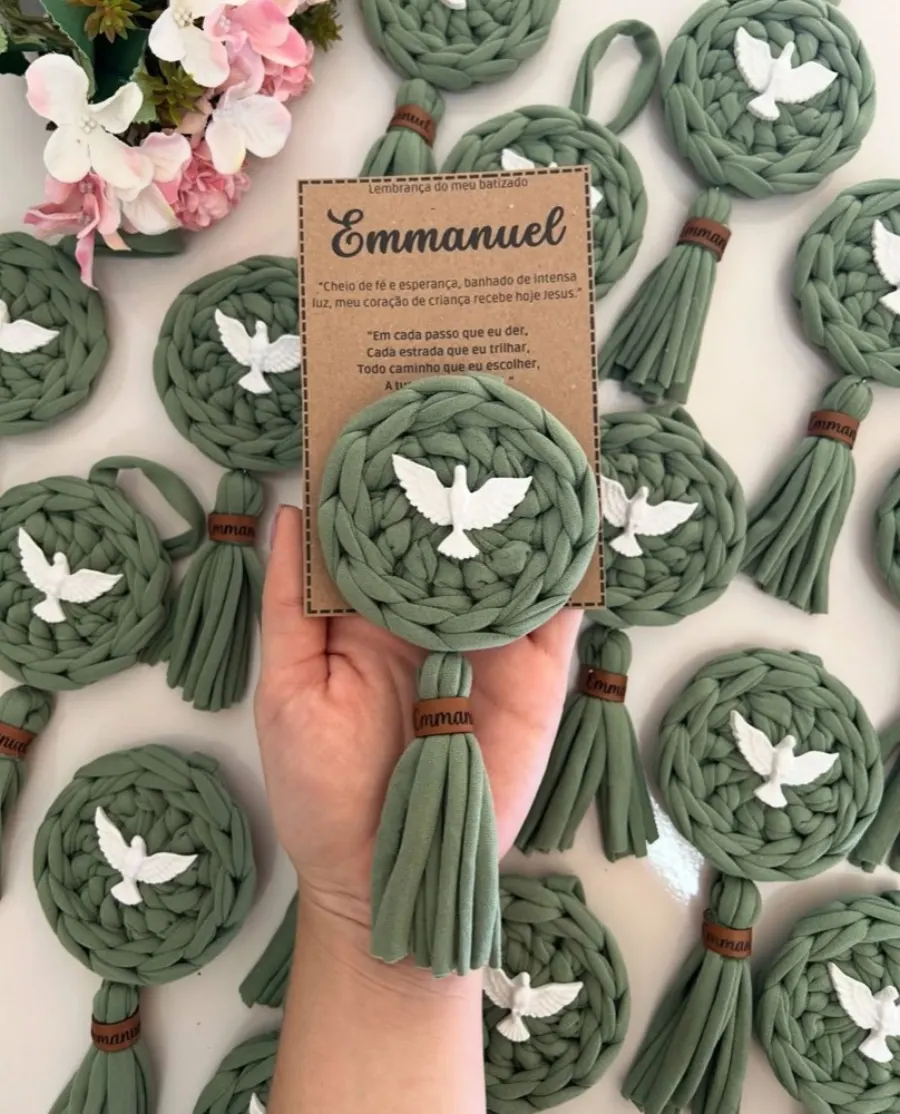 Mandalas de batizado em fio de malha verde-sálvia com pomba branca, franja e cartão personalizado