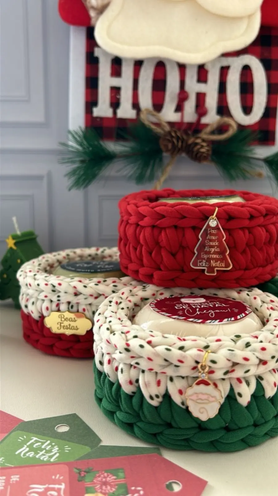 Trio de cachepôs de Natal em fio de malha vermelho, branco e verde com plaquinhas e pingentes dourados