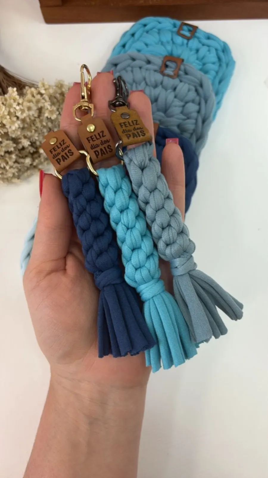 Chaveiros de macramê em fio de malha nas cores azul com etiqueta de couro Feliz Dia dos Pais